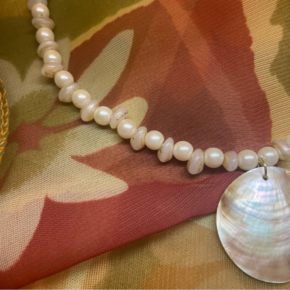 Handmade faux pearl necklace with shell - Picture 5 of 5